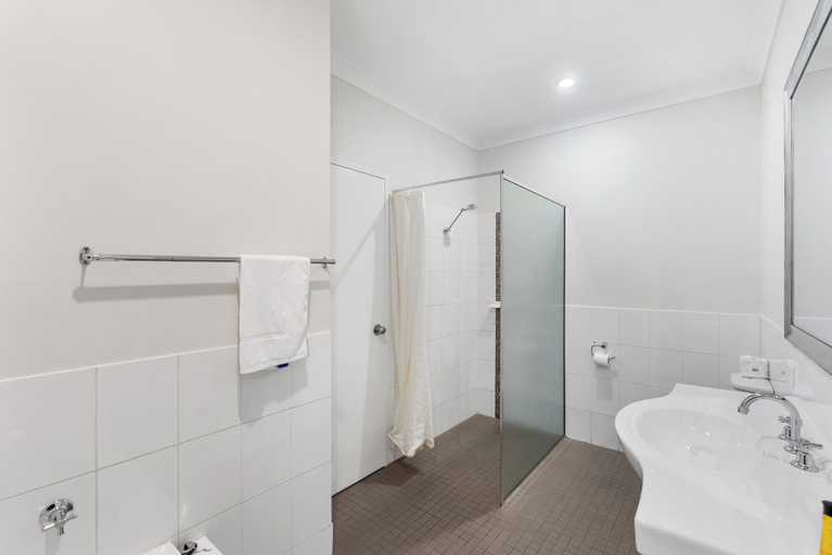 Bathroom 2, Pinjarra Resort, Murray