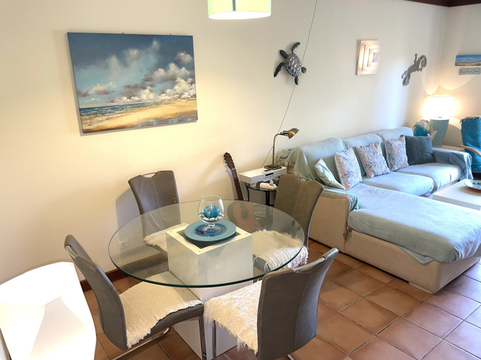 Dining 4, Coastal Holiday Home With Shared Pool, Lagoa
