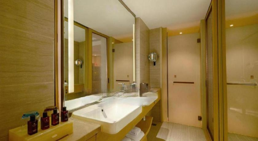 Bathroom 3, Sky World Hotel Qingdao, Qingdao