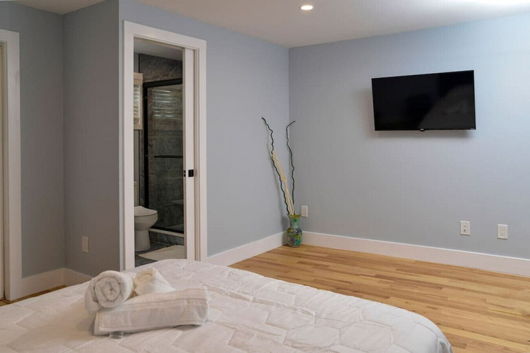 Interior 3, Lake Access 4 Bed 3 Bath HOT TUB, Middlesex
