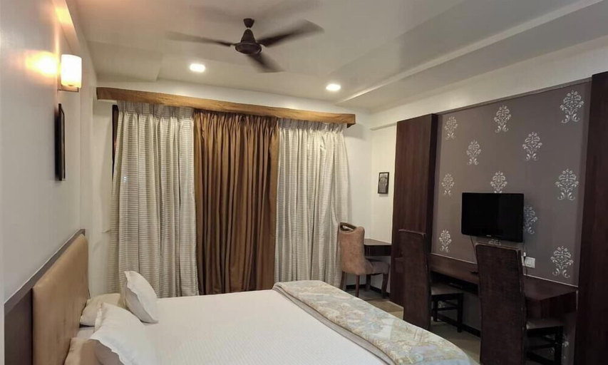 Bedroom 5, Hotel Pride Executive, Satara