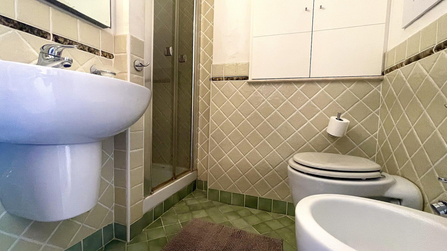 Bathroom 4, Seafront Apartment in Finale, Palermo