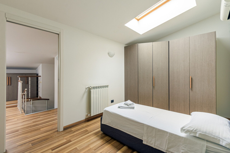 Room 5, Candiani Building - Elegant 2-level Apartment With 3 Bedrooms, Milano