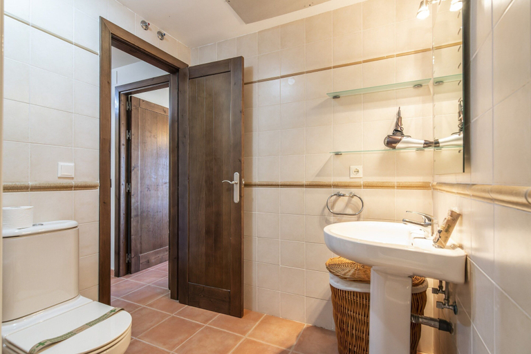 Bathroom 4, 3-bedroom Apartment With Pool, Huelva