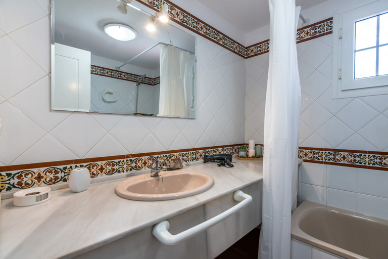 Bathroom 4, Isla Canela: Cozy Family Getaway, Huelva