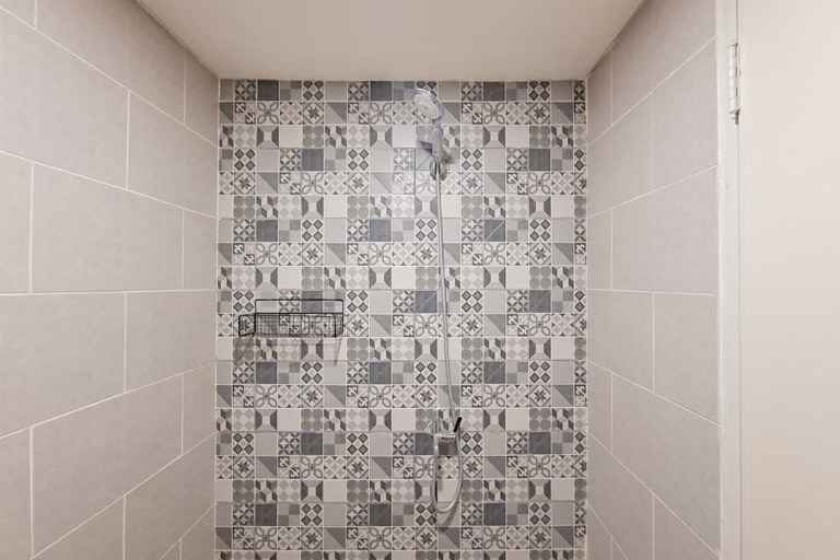 Bathroom 5, Compact Studio Room At Samesta Mahata Serpong Apartment, Tangerang Selatan