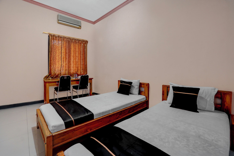Room 2, OYO 94899 Nilskost Syariah Near Upn, Surabaya
