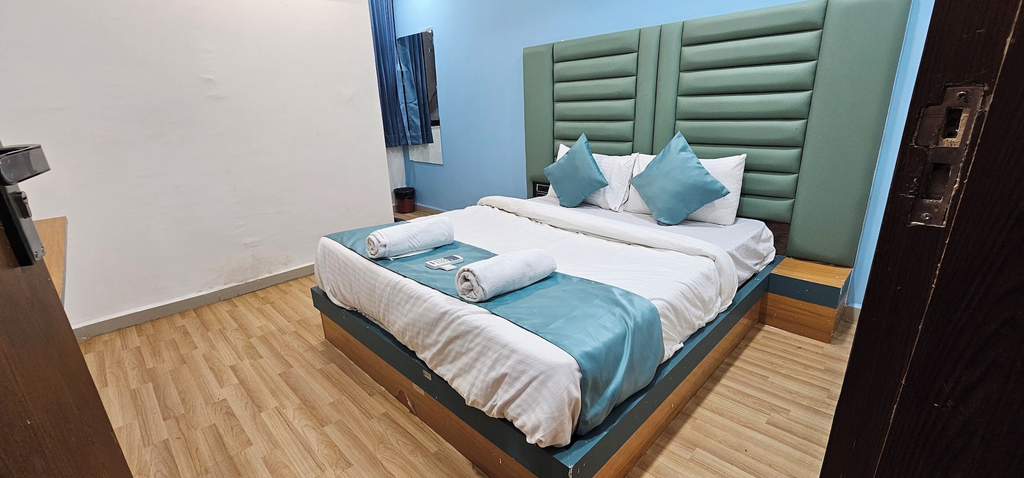 Room 3, Hotel Jalsa, Surat