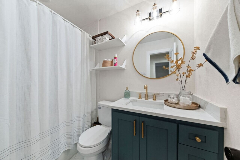 Bathroom 2, Spacious 6 Bed House Airport Pet Friendly AFB, Bexar