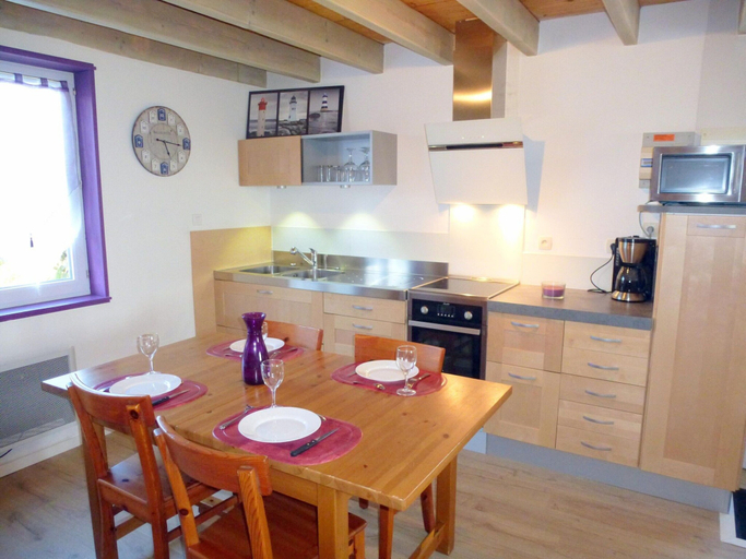 Others 5, Holiday Home in Cleder Near Amiets Beach, Finistère