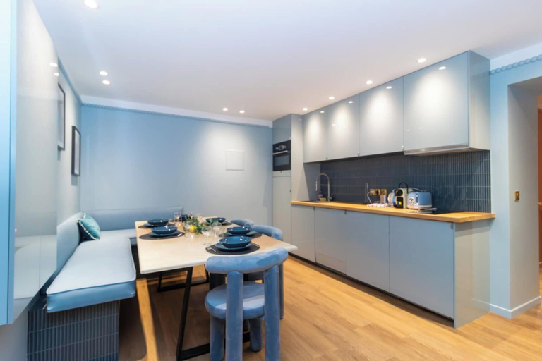 Dining 4, Modern Apartment with AC Center of Paris, Paris