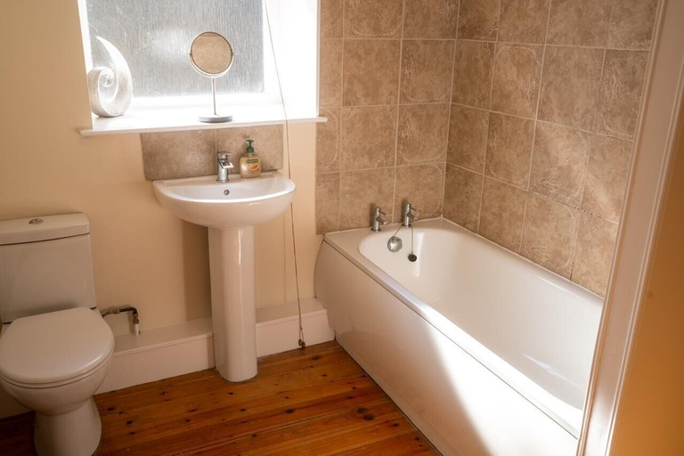 Bathroom 2, George Inn, Derbyshire