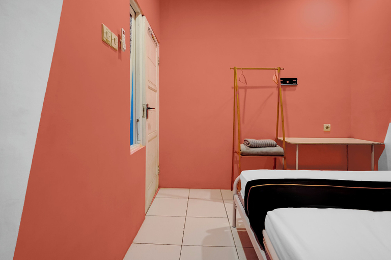 Room 2, Hotel O Jasmine Guest House, Blitar