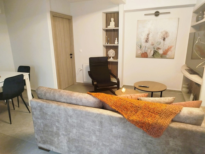 Room 4, Frank Jimmy s Apartment II, Thessaly