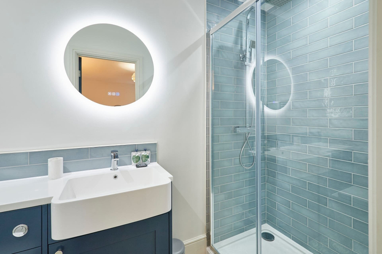 Room 2, Host Stay The Langley Hotel Apartment 6, North Yorkshire