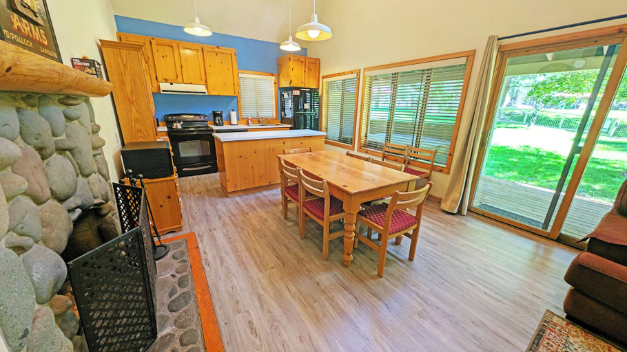 Interior 5, Circle 4 Condo 14, Deschutes