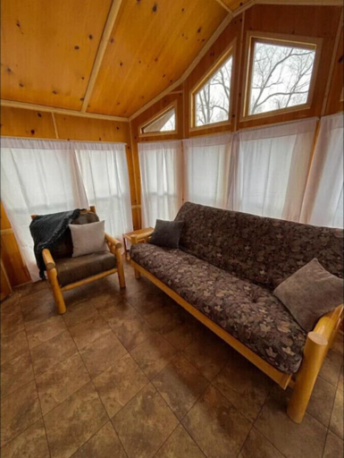 Room 2, Little Lantern Cabin, Indianapolis