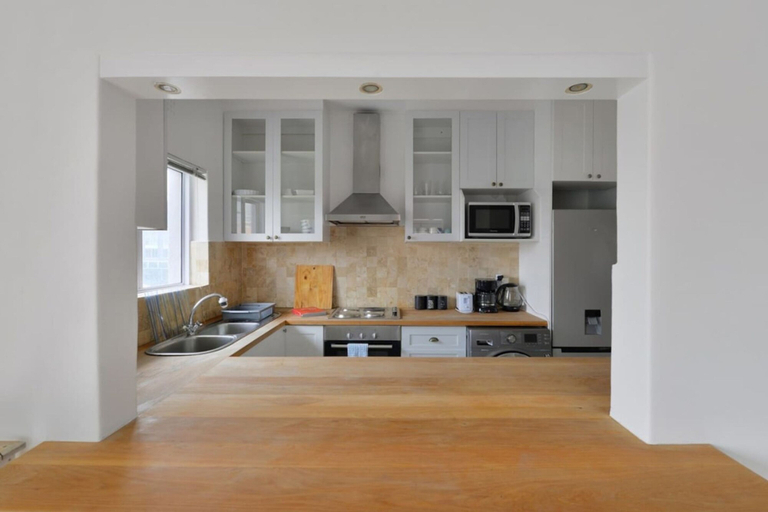 Room 5, Charming 2-bed Sea Point Retreat Mountain Views, City of Cape Town