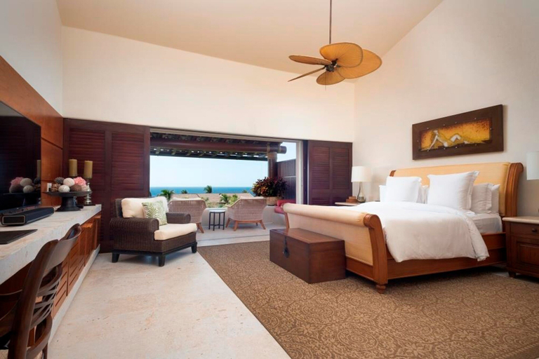 Room 3, Staffed Ocean View Villa w Four Seasons Amenities, Compostela