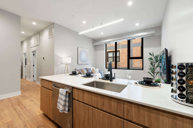 Room 4, Month Edgewater Booking 2BD 2BA w Gym Parking, Cook
