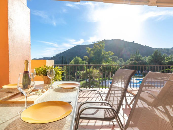 Others 3, Premium Apartment in Benahavis With Balcony, Málaga