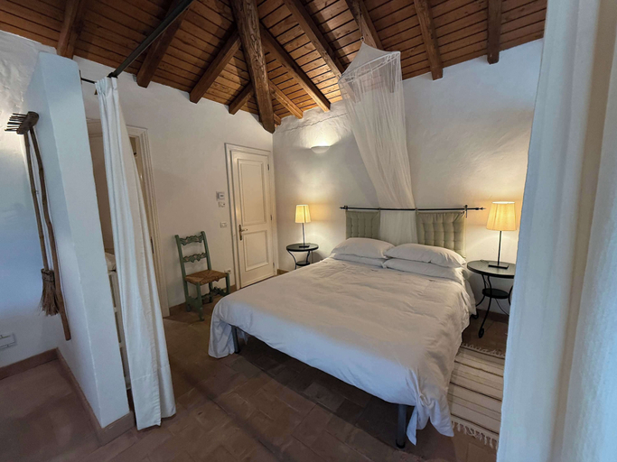 Room 5, Casale Vecchio Abruzzo Countryside Spacious and Authentic Private Villa With Pool in an Olive Grove, Pescara