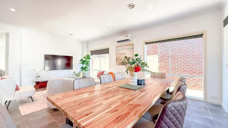 Dining 4, StayAU Family Haven Pet-Friendly, Melton - East