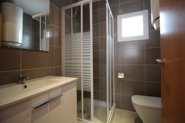 Bathroom 2, Villa in Empuriabrava With Private Pool, Girona