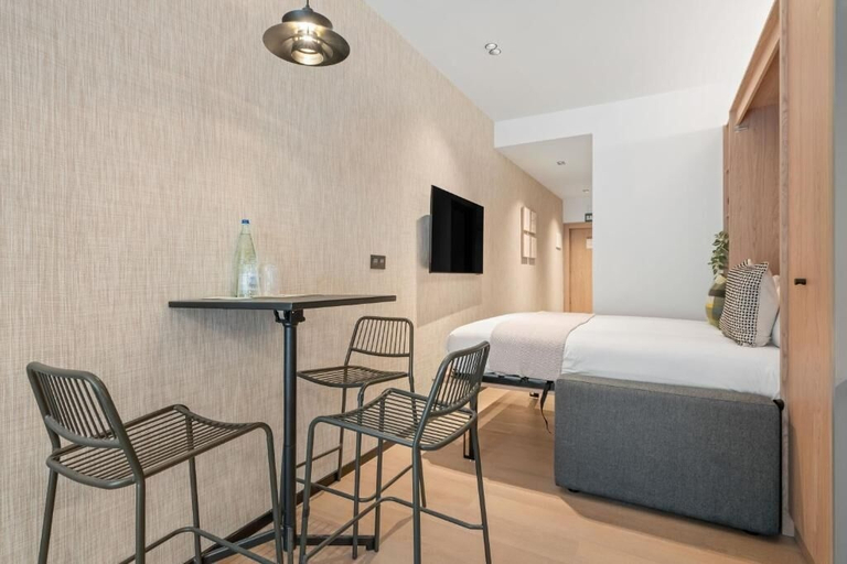 Room 2, Dobo Madrid Moncayo, Madrid