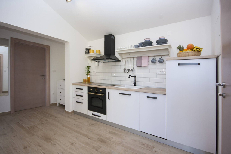 Private kitchen 4, One Bedroom Apartment With sea View, Šibenik