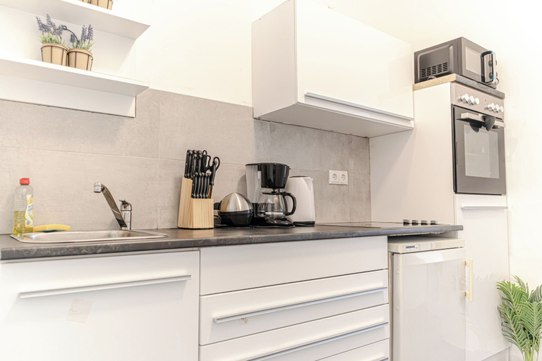 Private kitchen 2, Cozy 1BR Apt Near Schoepfwerk Long Stay, Wien