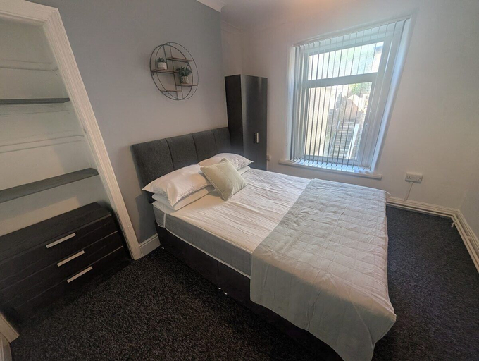 Room 5, Comfortable 3 Bedroom House With Easy City Access, Swansea