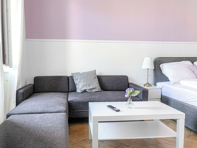 Living area 3, Fabulous 3BR Apt Near AKH For Groups, Wien