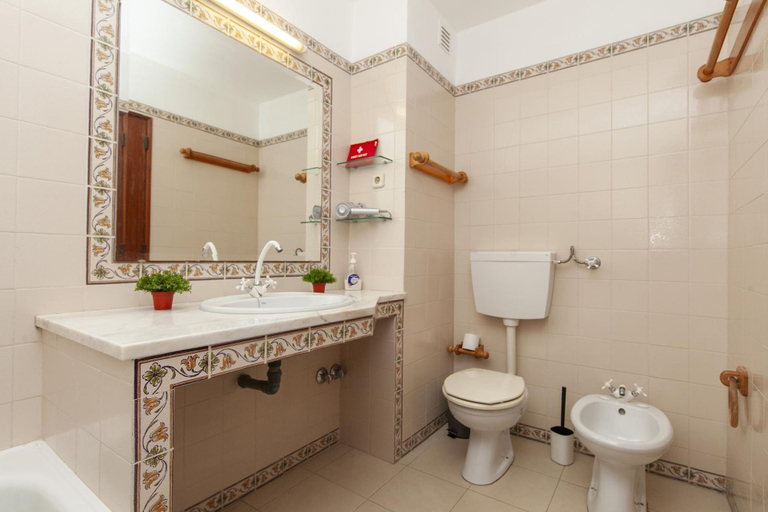 Room 4, N 04 - Bedroom 4 in Amaro Sight Guesthouse, Lagos