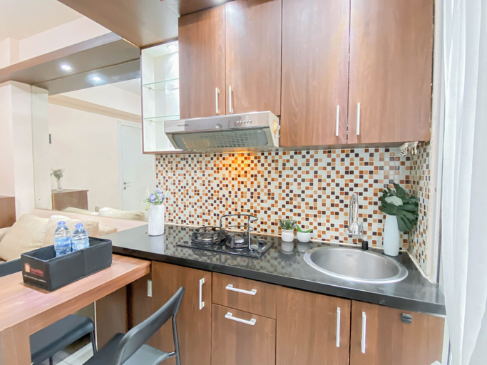 Private kitchen 5, Comfy And Homey 2Br At Green Pramuka City Apartment, Jakarta Selatan