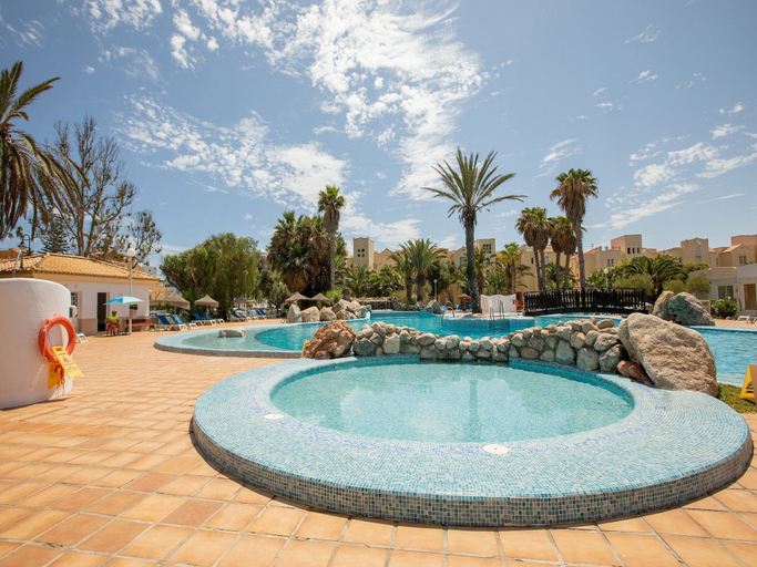Pool 3, Charming Family Apartment, Almería