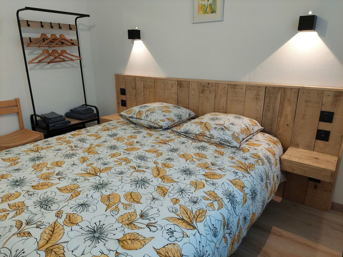 Room 2, Holiday Home in Sibiril Near Sandy Beach, Finistère