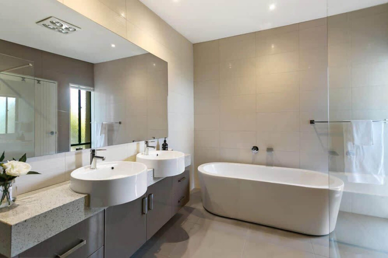 Room 5, Villa Verde Luxury By The Golf Course, Melbourne