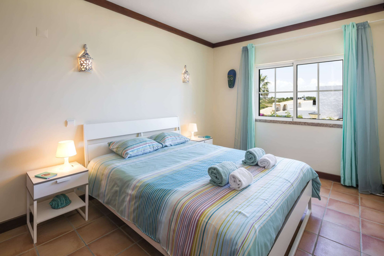 Room 2, Holiday Home in Benagil With Communal Pool, Lagoa