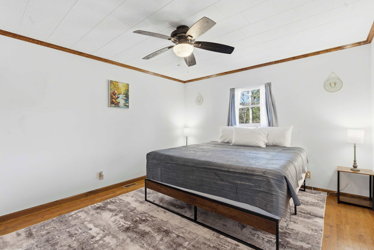 Room 2, Lakeside Brick Retreat For 8, Stone