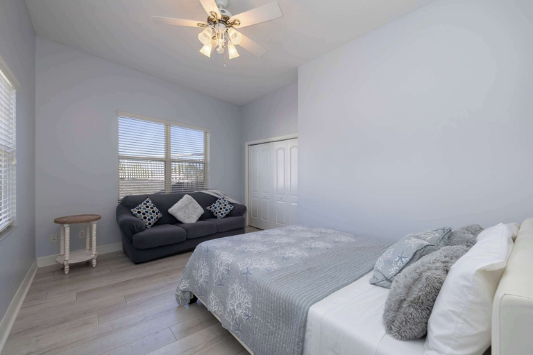 Room 5, 4B Waterfront Game Room Pool Hot Tub Dock, Pinellas
