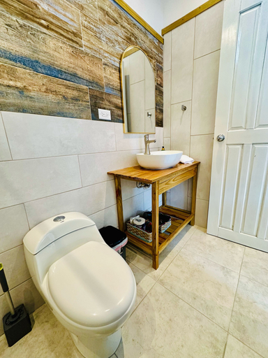 Bathroom 5, Annies 6th Street Apartment, Bocas del Toro