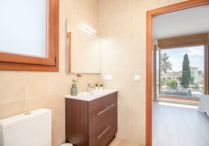 Bathroom 3, Villa in Empuriabrava With Pool & Boat Mooring, Girona