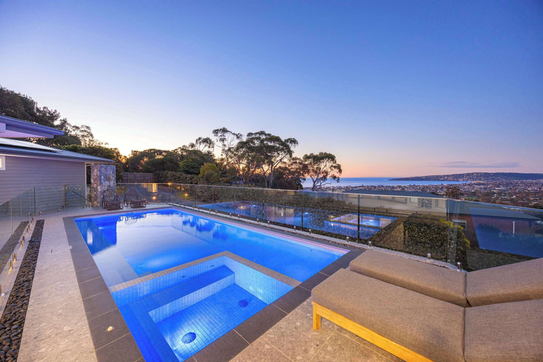 Room 5, Baymere Pool Spa City Views, Melbourne