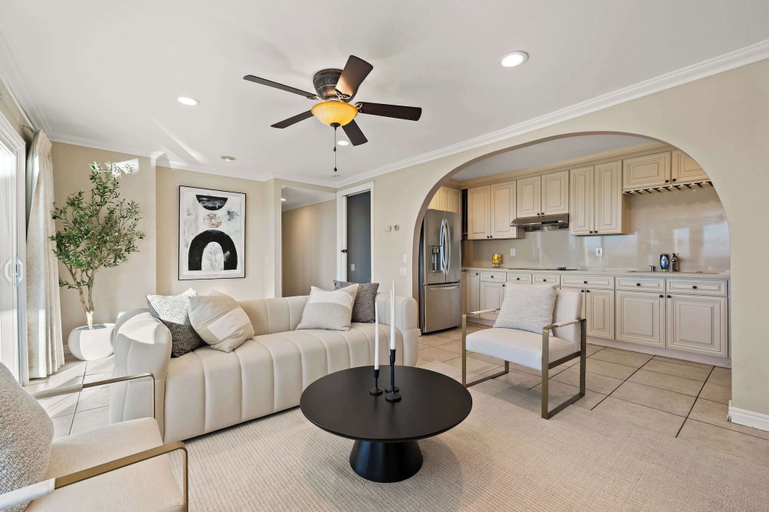 Room 5, Luxury Hilltop Pool Villa With Stunning City Views, Orange