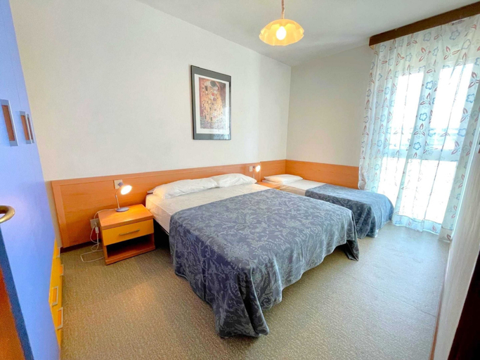 Room 2, Stunning Beach Apartment in Caorle, Venezia