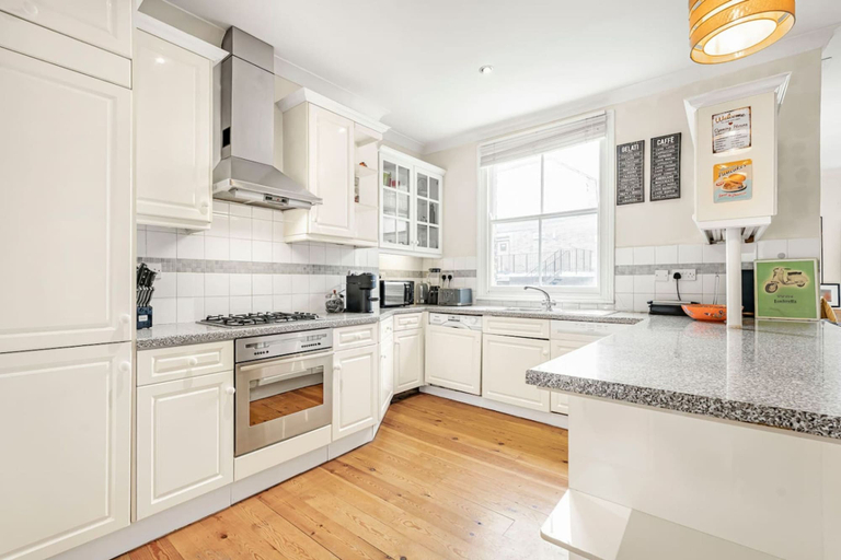 Room 4, Stylish 1BR Kensington Home With Balcony, London