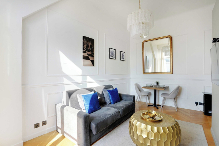 Living area 3, Magnificent Apartment -1br-4p- Champs-elysees, Paris