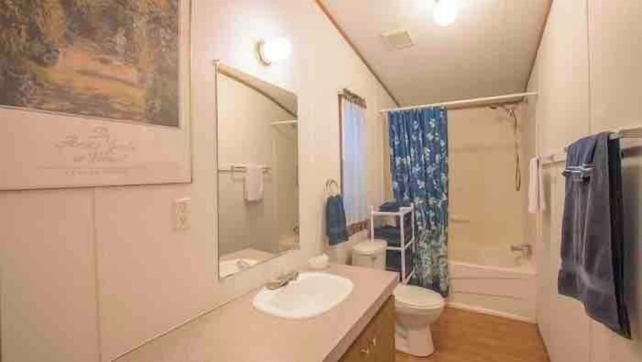 Bathroom 3, Lakeside Valentine, Llano