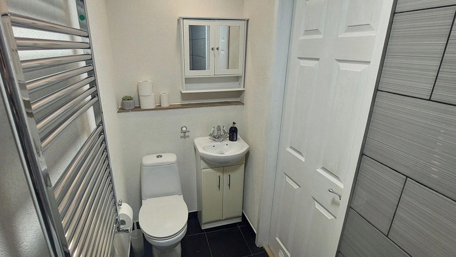 Bathroom 4, Couples/business/family- Wifi- Parking- Sleeps 2, Coventry